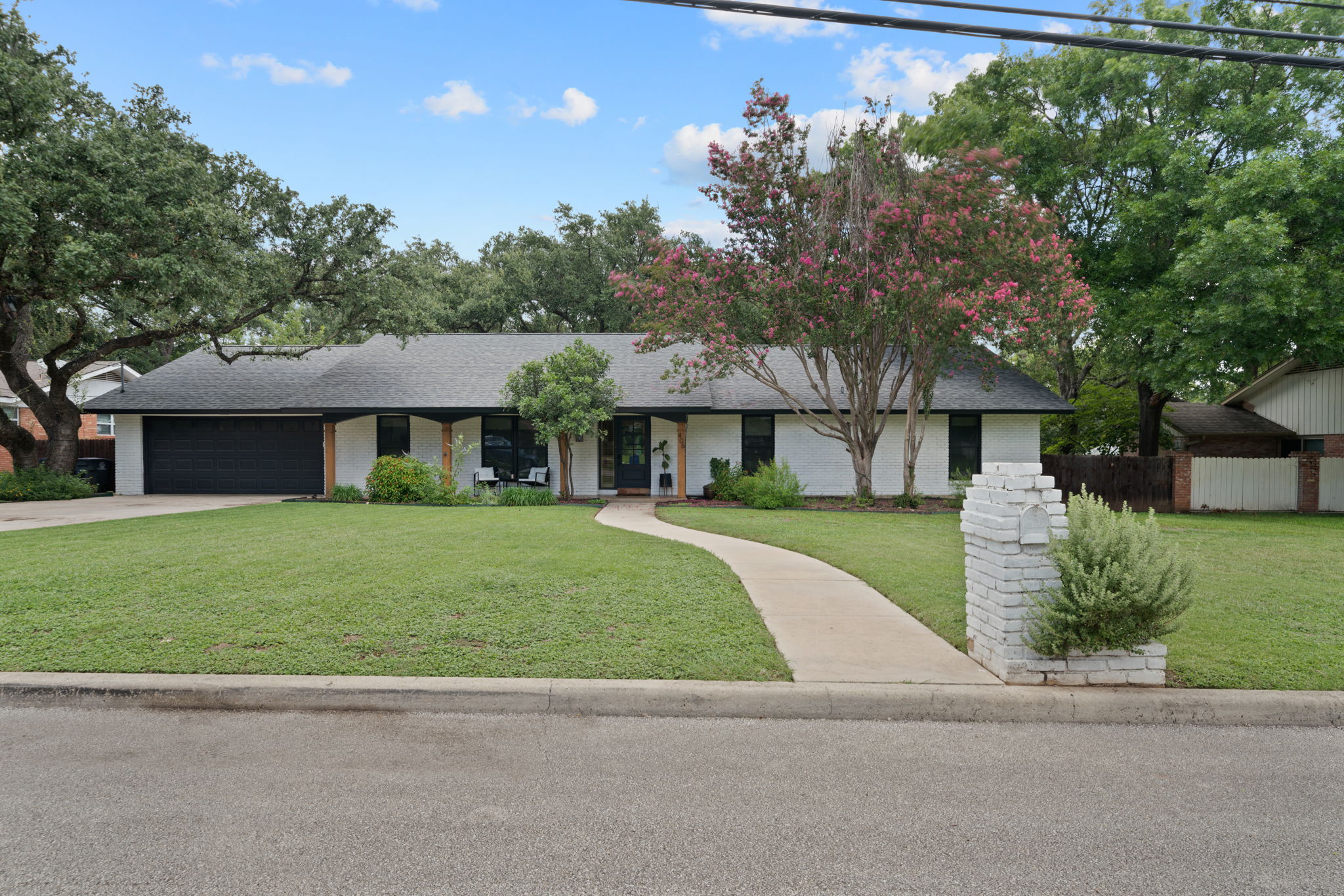 Exterior of 406 Oakwood Blvd